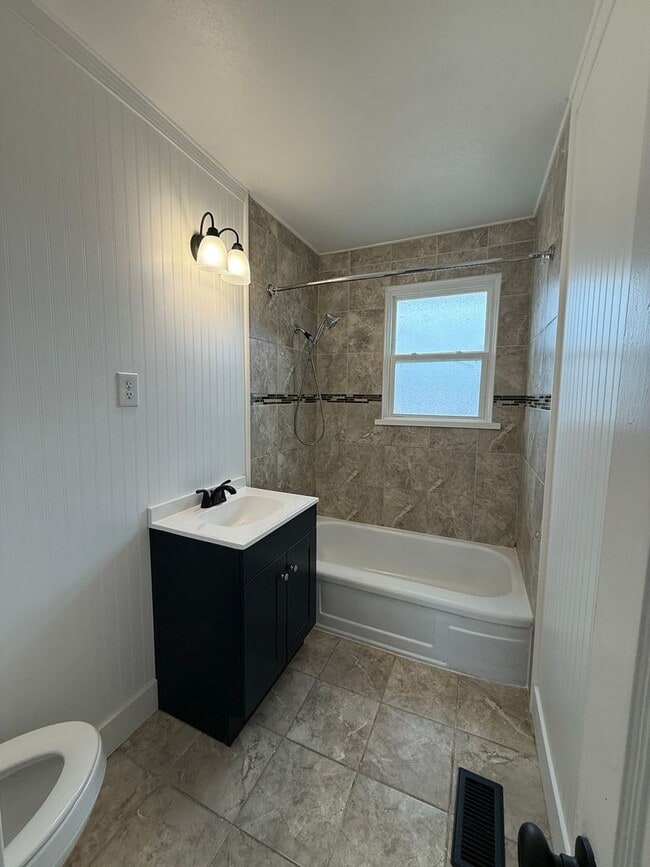 Building Photo - Newly remodeled 1 bedroom, 1 bath duplex.