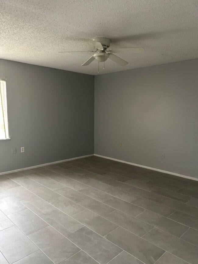 Building Photo - 3 bedroom, 2 bath home