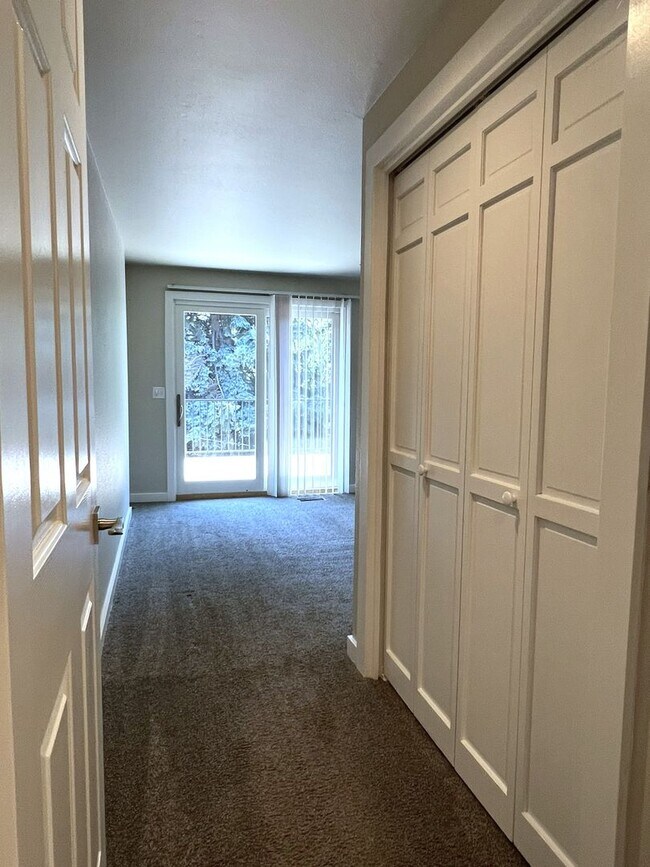 Building Photo - Fantastic 4 bed 3 bath home in the Highlan...