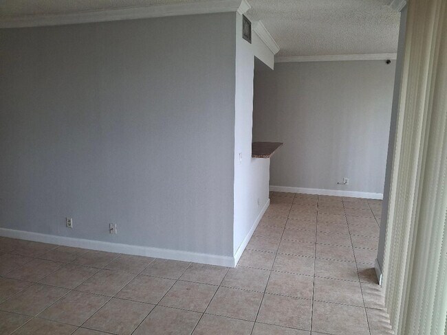 Building Photo - 105 Lake Emerald Dr