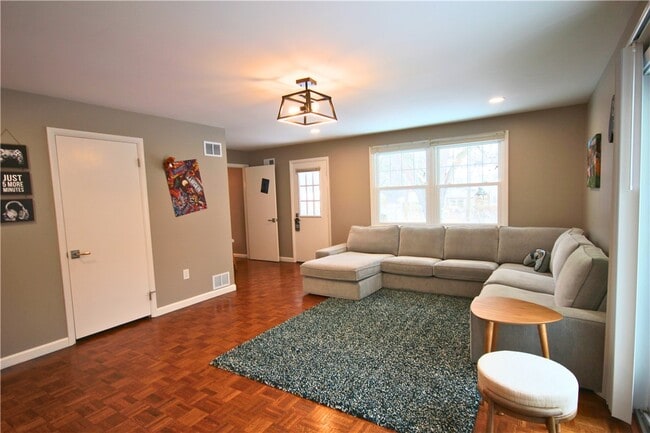 Building Photo - 16 Buchanan Rd