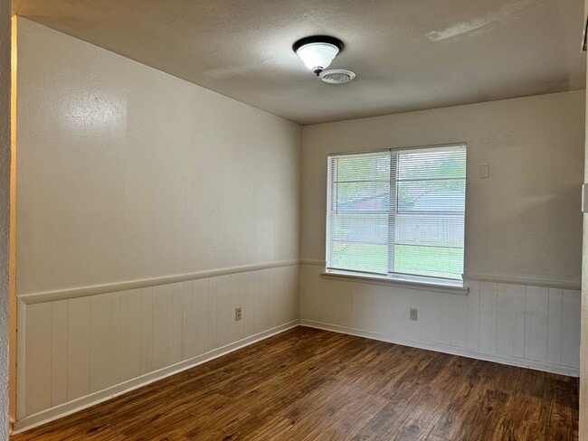 Building Photo - 2321 McKenzie Dr