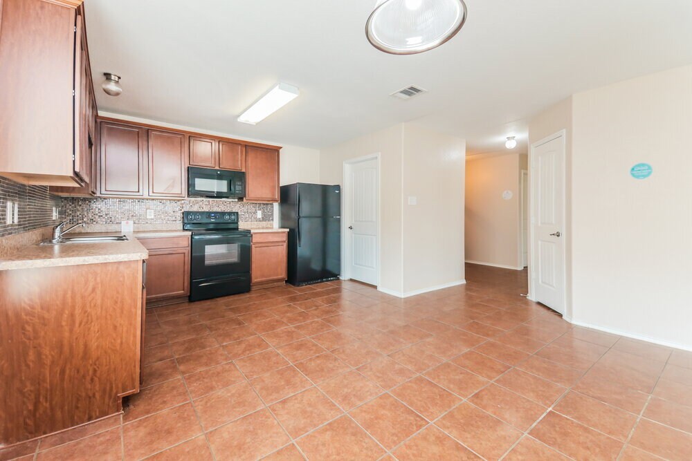 Building Photo - 2033 Club Oak Dr