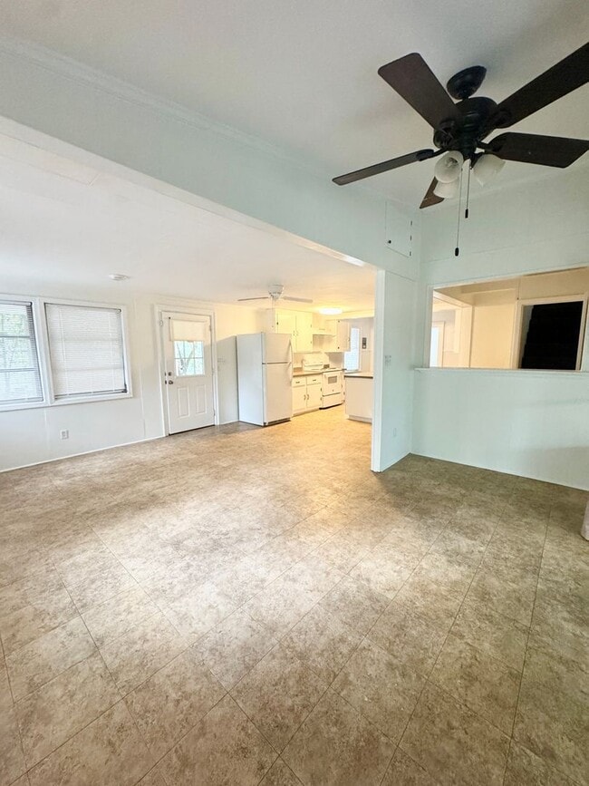 Building Photo - ADORABLE Downtown Cottage in Conway. Fantastic location and TONS of charm. Fenced in back yard!