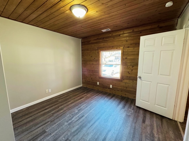 Building Photo - 3 Bedroom East Ridge House