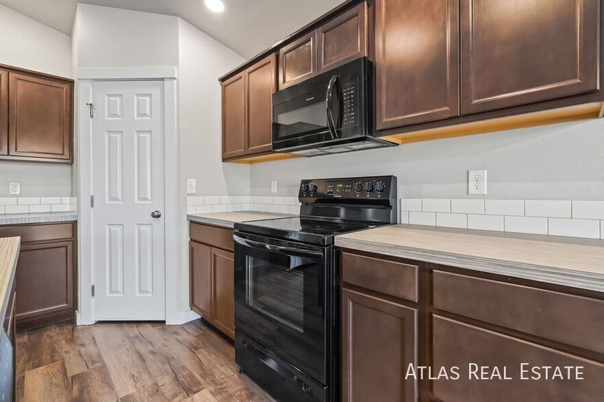 Building Photo - 1806 E Eddington St