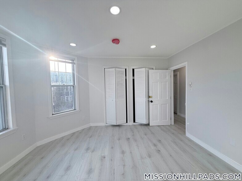 Building Photo - 739 Parker St