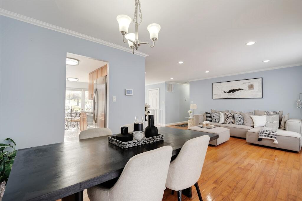 Living Room - 900 E Tantallon Dr