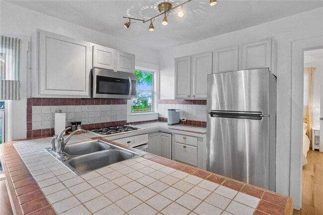 Building Photo - 918 16th St W