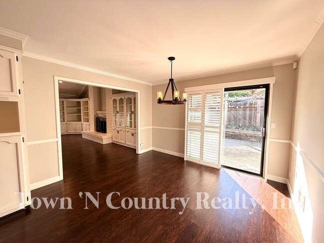 Building Photo - 1198 Loyola Dr