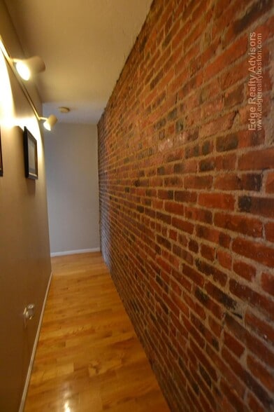 Building Photo - 5 Saybrook St