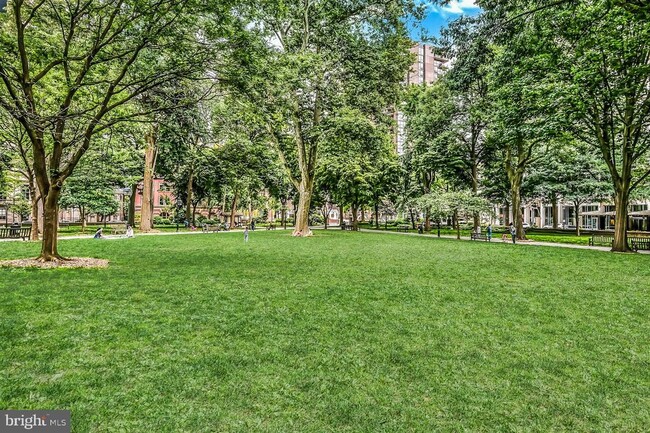 Building Photo - 704-6 S Washington Square