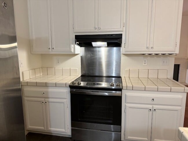 Building Photo - 2 Bedroom 2 Bath House in Cotati ~ Attached 2 Car Garage