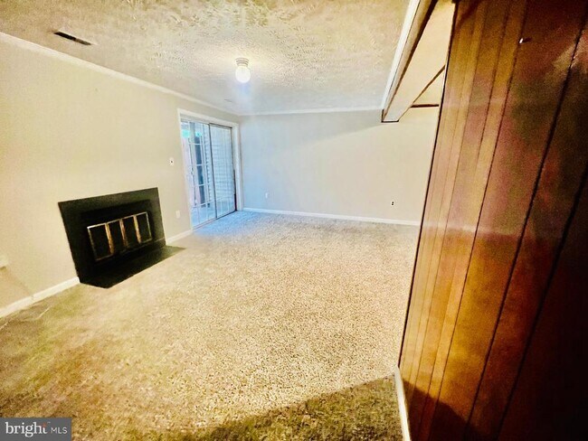 Building Photo - 4704 S Park Ct