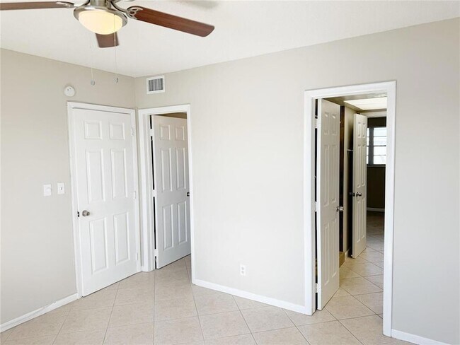Building Photo - 1116 Lake Terrace