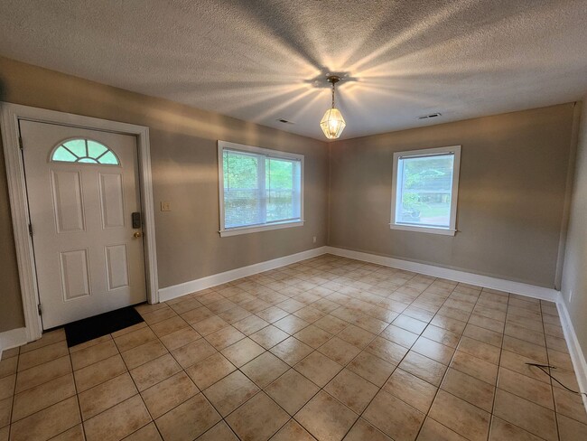 Building Photo - 2 Bedroom, 1 Bath Home in Oakhurst