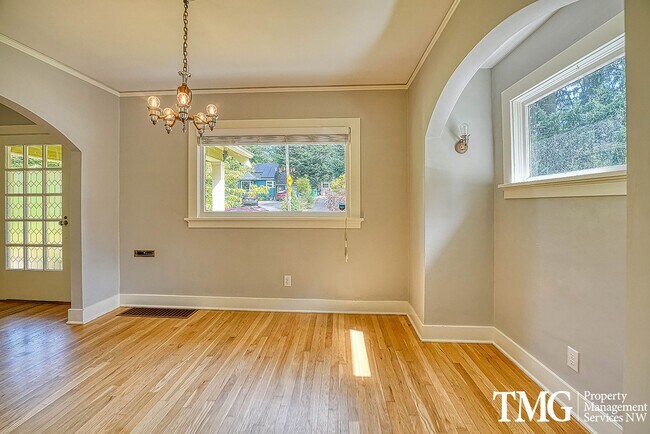 Building Photo - 3 BD SW Portland Home Near Multnomah Village