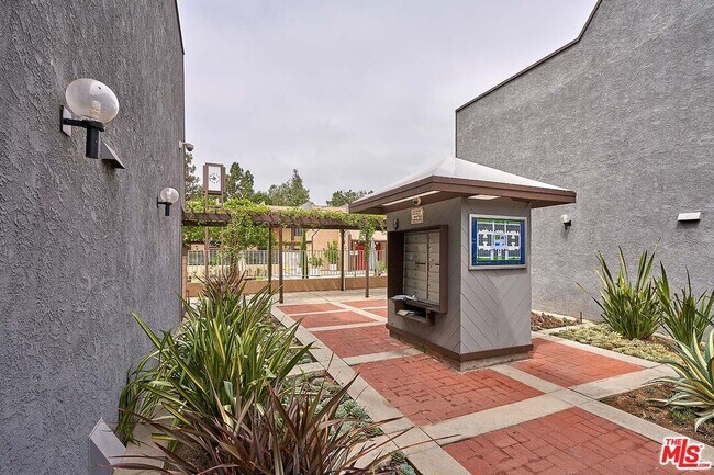 Building Photo - 421 S Van Ness Ave