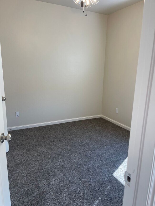 Building Photo - 3 bedroom duplex in Newcastle
