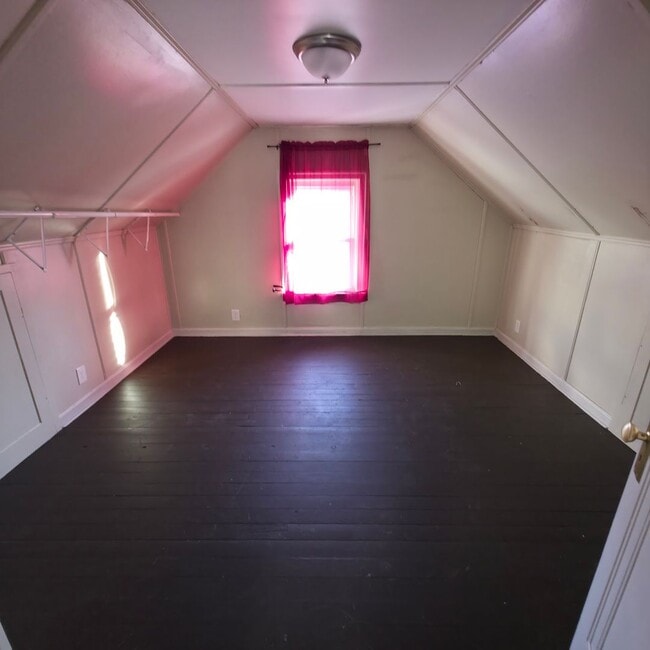 Building Photo - BEAUTIFUL 4 BEDROOM TUDOR STYLE HOME IN EUCLID