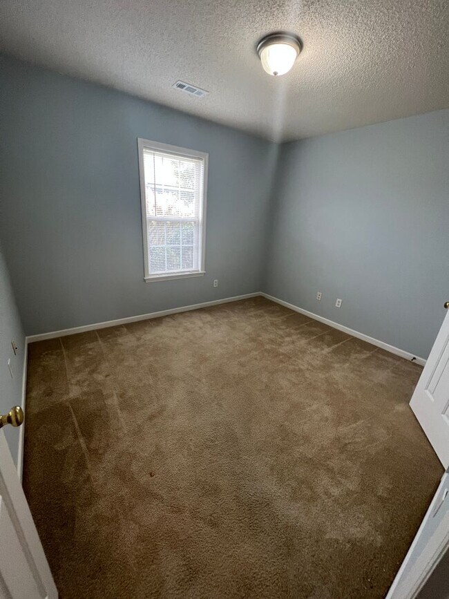 Building Photo - Welcome to this charming 3-bedroom, 2-bathroom home located in the desirable Ogden area of Whitne...