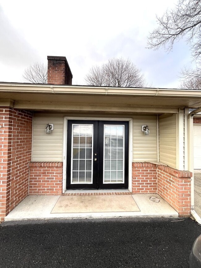 Building Photo - Beautifully Renovated Single-Family Ranch – 3 Beds, 2 Baths