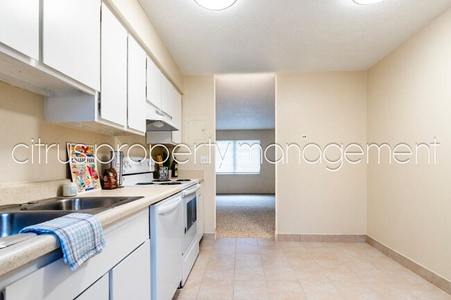 Building Photo - 3026 Fairway Ln