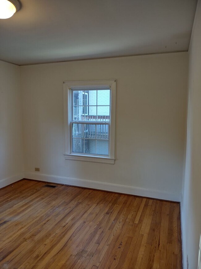 Building Photo - 605 S Waccamaw Ave