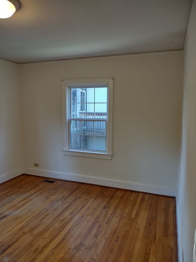 Building Photo - Adorable Two Bedroom Home in Edgewood!