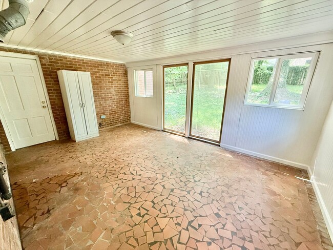 Building Photo - Beautiful 3 Bed 2 Bath Home Located Right ...