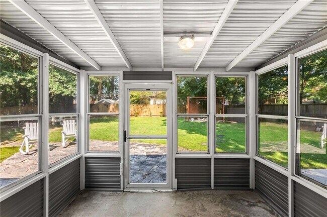 Building Photo - 2132 Fairway Cir NE