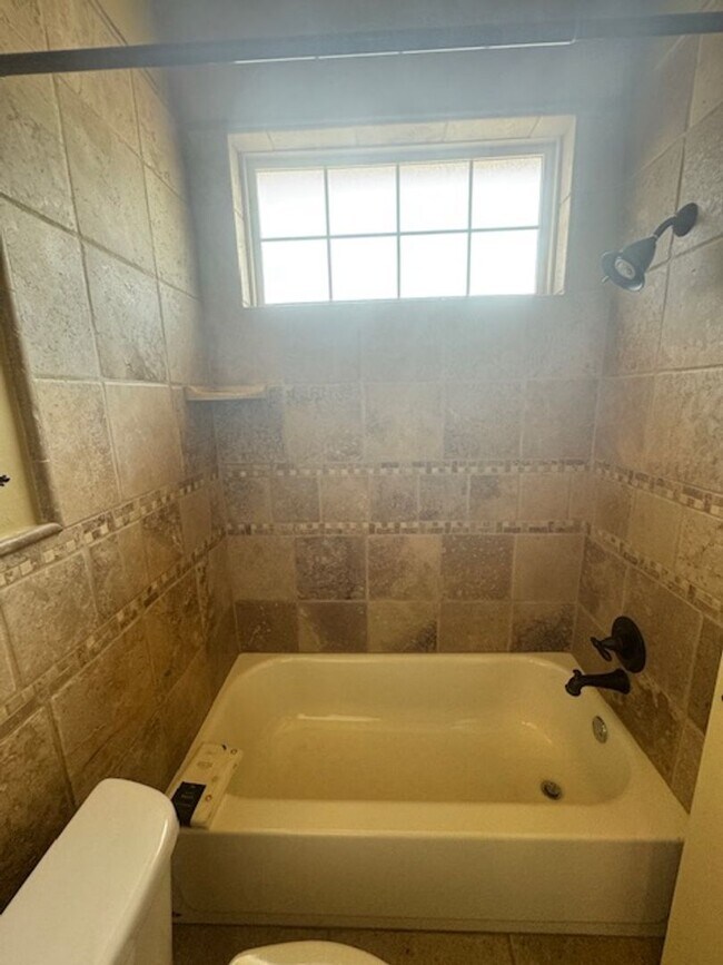 Building Photo - Large 3 bed, 2.5 bath with 30x30 shop