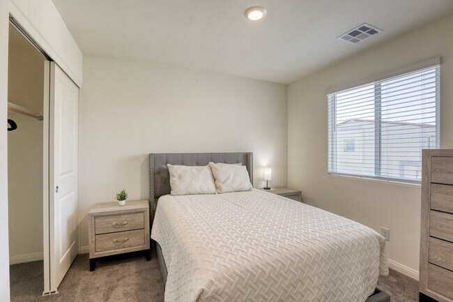 Building Photo - Furnished Henderson 3BR w/ Community Pool & fitness center