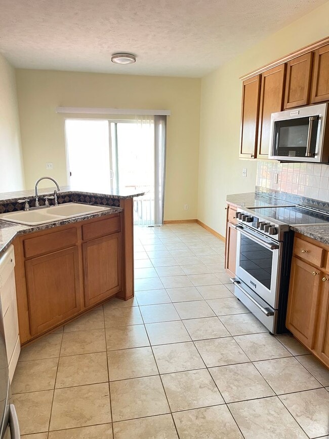 Building Photo - Move-in Special offer!!! Stunning 5 bedroo...