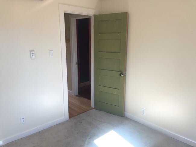 Building Photo - Maple Leaf, Two Bedroom, Woodsy Yard