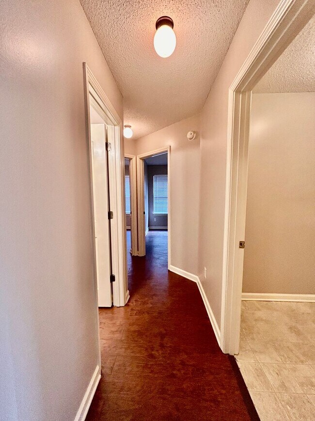 Building Photo - Beautiful 3 Bedroom, 2 Bath Home – Freshly Updated & Move-In Ready!