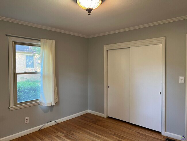 Building Photo - 2855 Riverview Rd