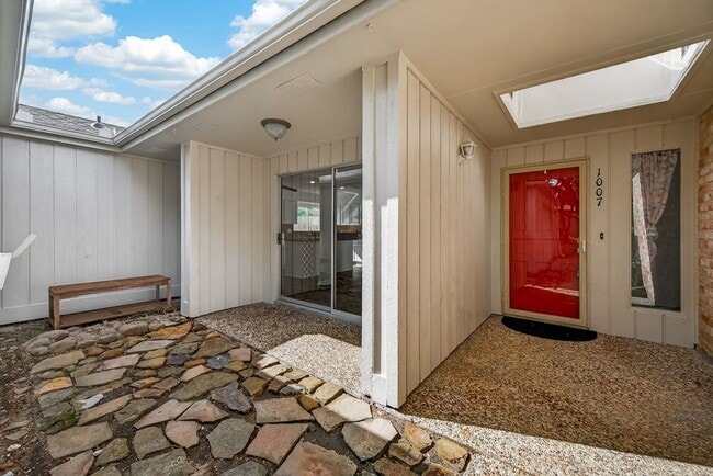 Building Photo - 1007 Apache Falls Dr