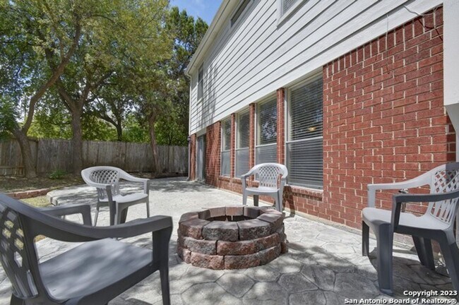 Building Photo - Braun and 1604 Area in Greenbriar gated community