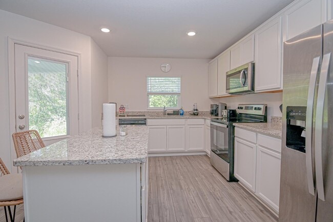 Building Photo - 695 Bay Leaf Dr