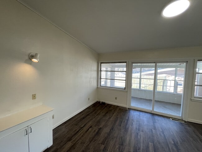 Building Photo - 2704 Charlotte St