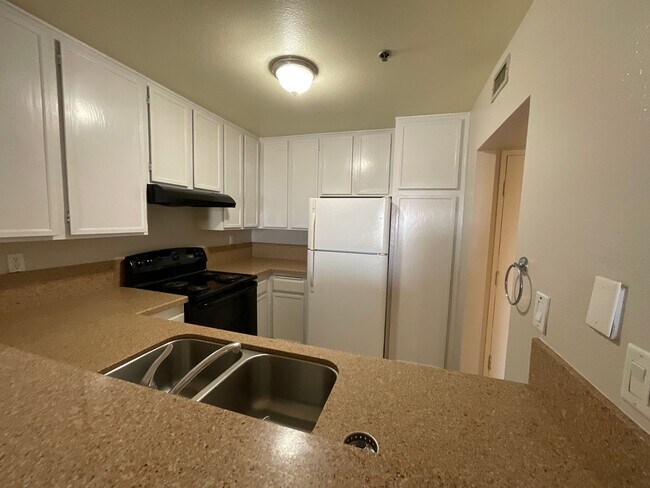 Building Photo - 5985 Dandridge Ln