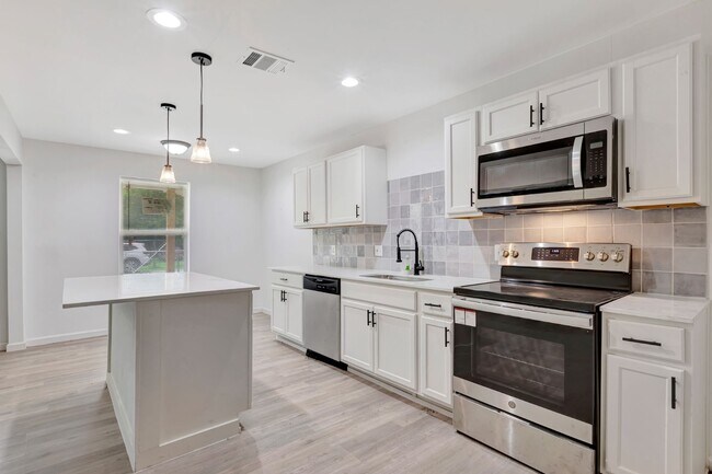 Building Photo - Updated Greenville Home