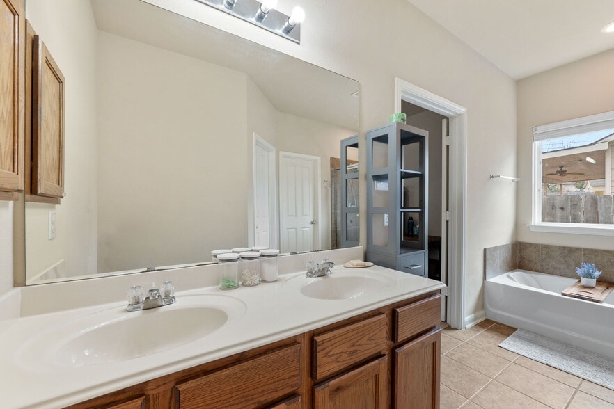 Building Photo - 9002 Summit Lk