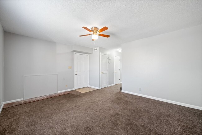 Building Photo - 923 Kingsbury Dr