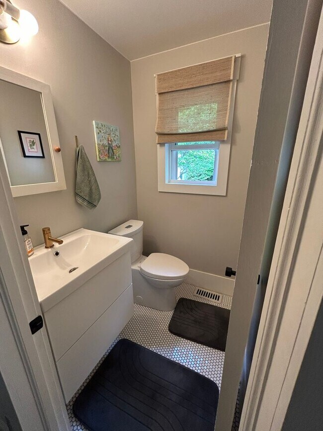 Building Photo - Gorgeous updated furnished cottage!