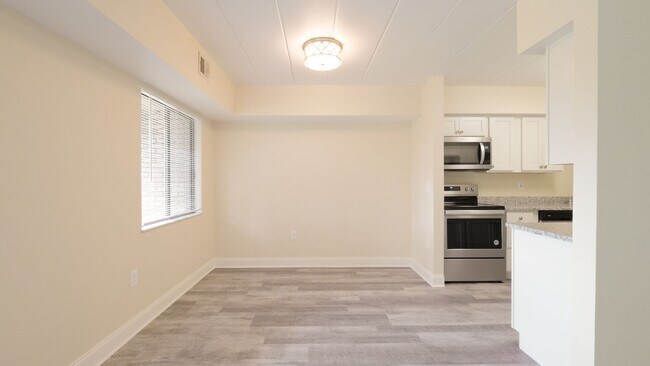 Building Photo - 700 Lee Dr