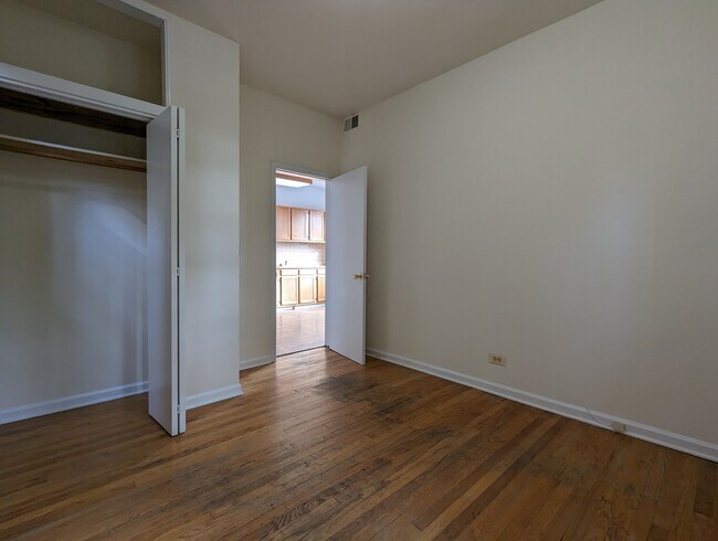 Building Photo - 3147 W Medill Ave