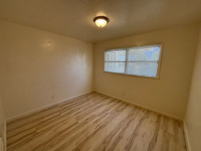 Building Photo - 1249 Sandalwood Dr