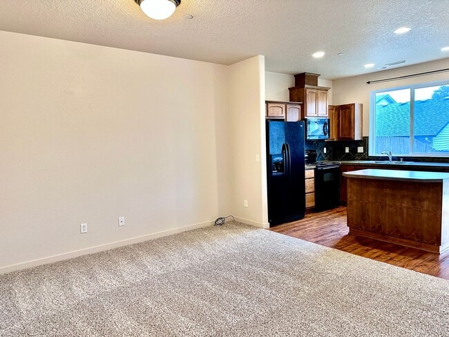 Building Photo - Beautiful 3 Bd 2.5 Ba Town Home by Vancouver Mall
